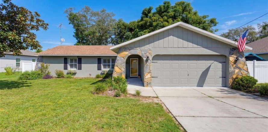 Villa ou maison à Spring Hill, Floride 3 chambres, 113.34 m2 № 2425638