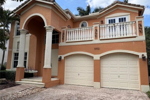 Villa ou maison à louer à Miami, Floride: 5 chambres, 279.54 m2 № 2000116 - photo 2