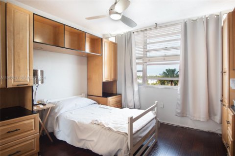 Condo in North Miami, Florida, 2 bedrooms  № 2002511 - photo 8