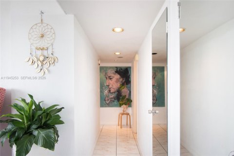 Condo in North Miami, Florida, 2 bedrooms  № 2002511 - photo 7