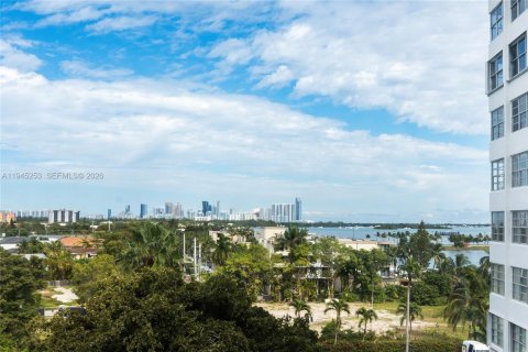 Condo in North Miami, Florida, 2 bedrooms  № 2002511 - photo 18