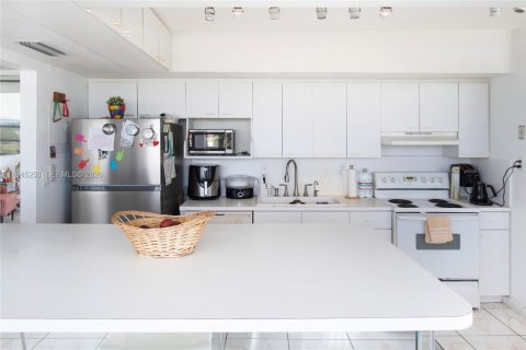 Condo in North Miami, Florida, 2 bedrooms  № 2002511 - photo 5