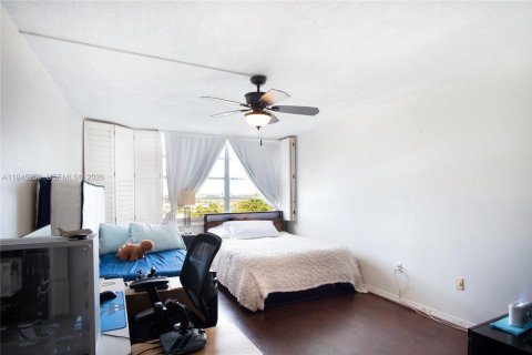 Condo in North Miami, Florida, 2 bedrooms  № 2002511 - photo 10