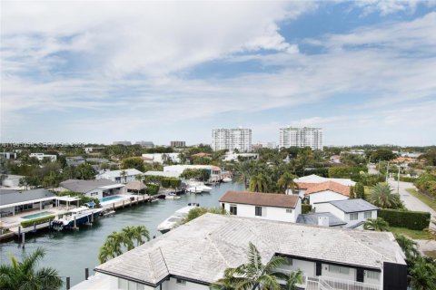 Condo in North Miami, Florida, 2 bedrooms  № 2002511 - photo 17