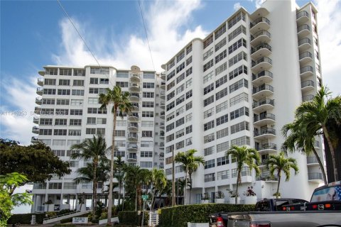 Condo in North Miami, Florida, 2 bedrooms  № 2002511 - photo 26