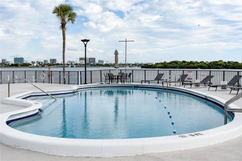 Condo in North Miami, Florida, 2 bedrooms  № 2002511 - photo 20