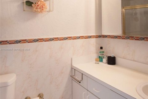Condo in North Miami, Florida, 2 bedrooms  № 2002511 - photo 13