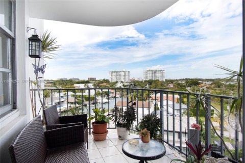 Condo in North Miami, Florida, 2 bedrooms  № 2002511 - photo 16