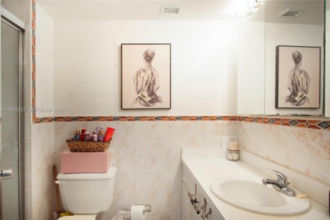 Condo in North Miami, Florida, 2 bedrooms  № 2002511 - photo 15
