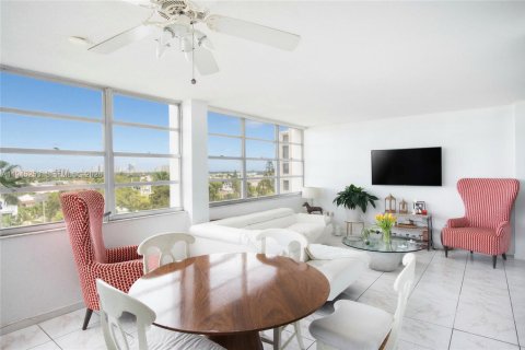 Condo in North Miami, Florida, 2 bedrooms  № 2002511 - photo 2