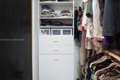 Condo in North Miami, Florida, 2 bedrooms  № 2002511 - photo 12