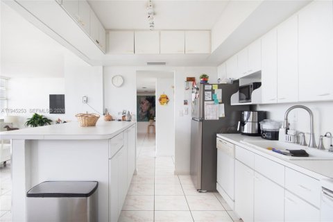 Condo in North Miami, Florida, 2 bedrooms  № 2002511 - photo 4