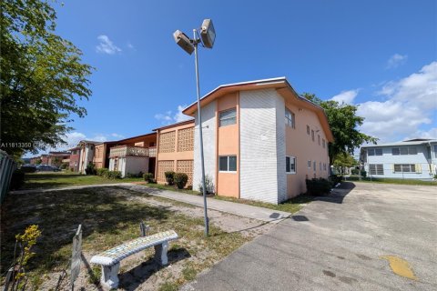 Condo in Miami, Florida, 1 bedroom  № 1761759 - photo 1