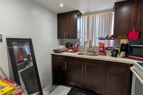 Condo in Miami, Florida, 1 bedroom  № 1761759 - photo 11