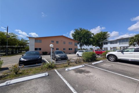 Condo in Miami, Florida, 1 bedroom  № 1761759 - photo 16