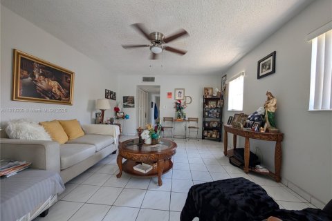 Condo in Miami, Florida, 1 bedroom  № 1761759 - photo 5