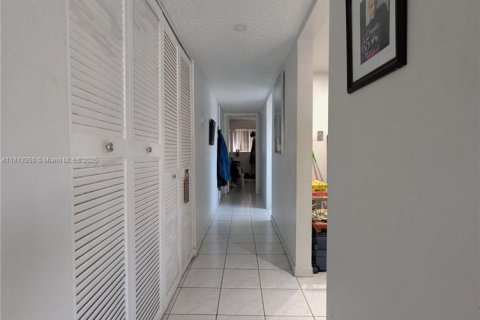 Condo in Miami, Florida, 1 bedroom  № 1761759 - photo 12