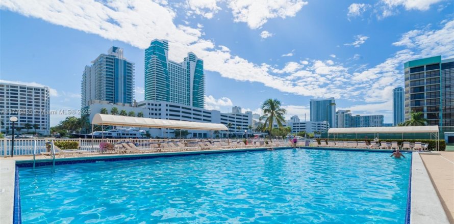 Condominio en Hallandale Beach, Florida, 2 dormitorios № 1862369