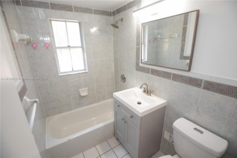 Casa en alquiler en Miami, Florida, 2 dormitorios, 244.52 m2 № 2017219 - foto 7