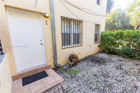 Casa en alquiler en Miami, Florida, 2 dormitorios, 244.52 m2 № 2017219 - foto 2