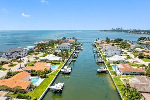 House in Saint Petersburg, Florida 4 bedrooms, 202.53 sq.m. № 1853757 - photo 12