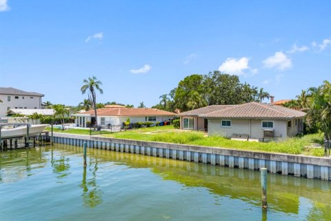 House in Saint Petersburg, Florida 4 bedrooms, 202.53 sq.m. № 1853757 - photo 1