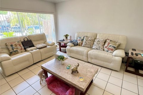 House in Cutler Bay, Florida 3 bedrooms, 110.09 sq.m. № 1804406 - photo 21