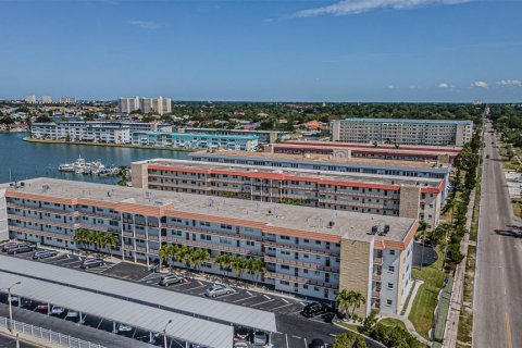 Condominio en venta en Gulfport, Florida, 2 dormitorios, 104.05 m2 № 2116570 - foto 7