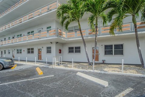 Condominio en venta en Gulfport, Florida, 2 dormitorios, 104.05 m2 № 2116570 - foto 3