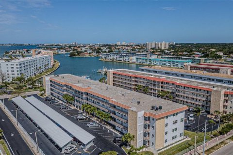Condominio en venta en Gulfport, Florida, 2 dormitorios, 104.05 m2 № 2116570 - foto 8