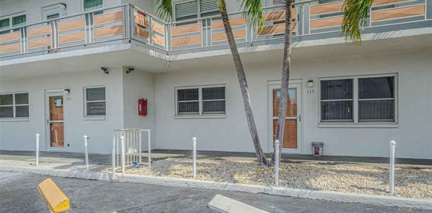 Condominio en Gulfport, Florida, 2 dormitorios  № 2116570