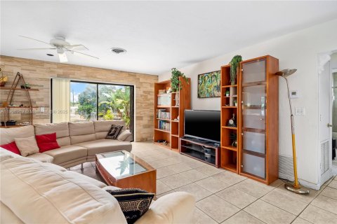 House in Pompano Beach, Florida 3 bedrooms, 150.87 sq.m. № 1963514 - photo 12