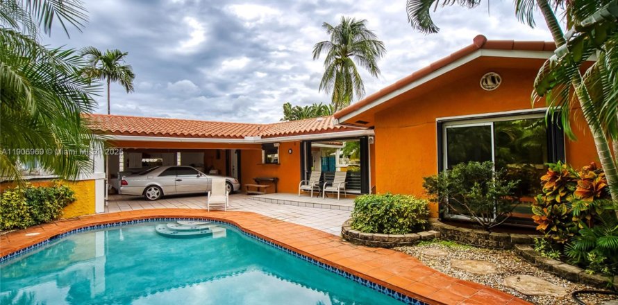 House in Pompano Beach, Florida 3 bedrooms, 150.87 sq.m. № 1963514