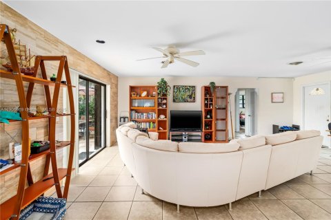 House in Pompano Beach, Florida 3 bedrooms, 150.87 sq.m. № 1963514 - photo 10