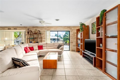 House in Pompano Beach, Florida 3 bedrooms, 150.87 sq.m. № 1963514 - photo 11