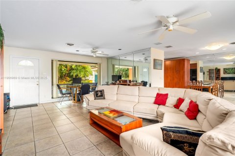 House in Pompano Beach, Florida 3 bedrooms, 150.87 sq.m. № 1963514 - photo 9