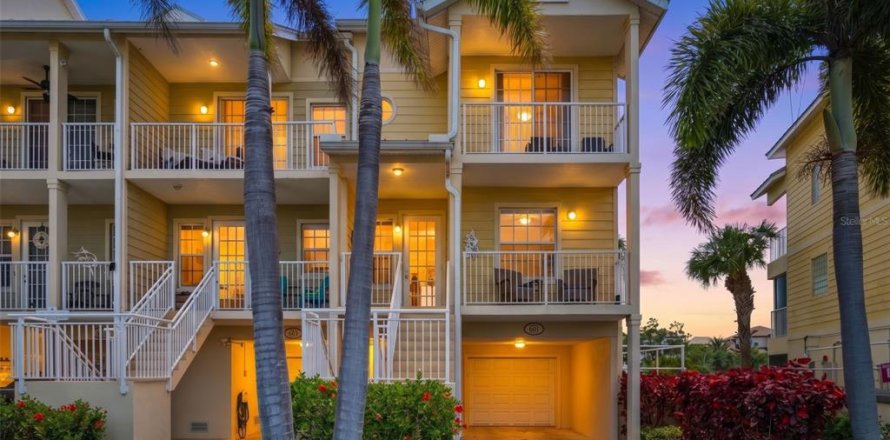 Townhouse in Ruskin, Florida 3 bedrooms, 147.99 sq.m. № 2212005