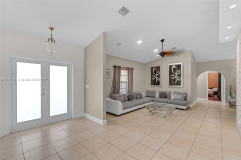 House in Homestead, Florida 4 bedrooms, 284.93 sq.m. № 1863616 - photo 4