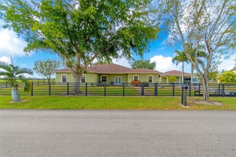 House in Homestead, Florida 4 bedrooms, 284.93 sq.m. № 1863616 - photo 1