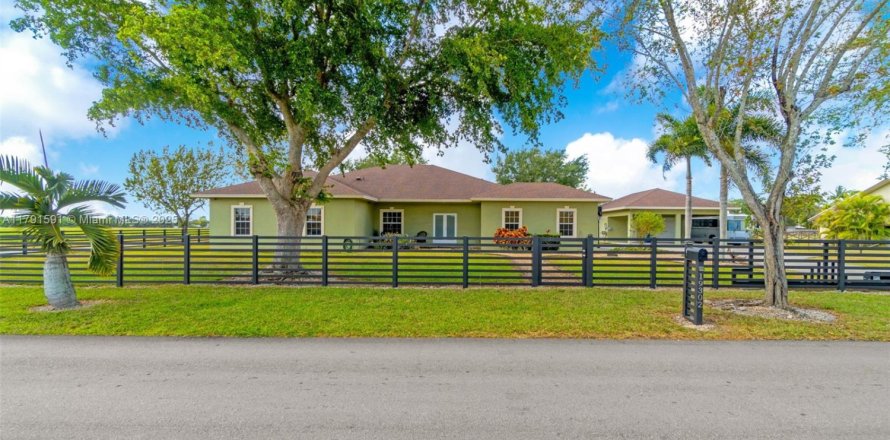 House in Homestead, Florida 4 bedrooms, 284.93 sq.m. № 1863616
