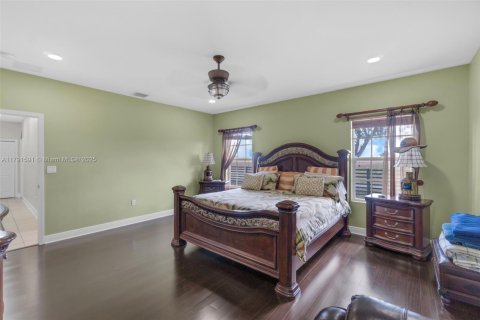 House in Homestead, Florida 4 bedrooms, 284.93 sq.m. № 1863616 - photo 19