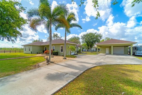 House in Homestead, Florida 4 bedrooms, 284.93 sq.m. № 1863616 - photo 2