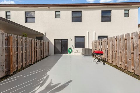 Touwnhouse à vendre à Homestead, Floride: 3 chambres, 129.41 m2 № 2059647 - photo 17