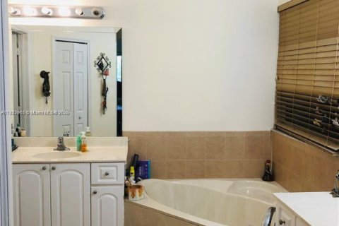 Villa ou maison à louer à Miami, Floride: 4 chambres, 221.29 m2 № 1924842 - photo 7