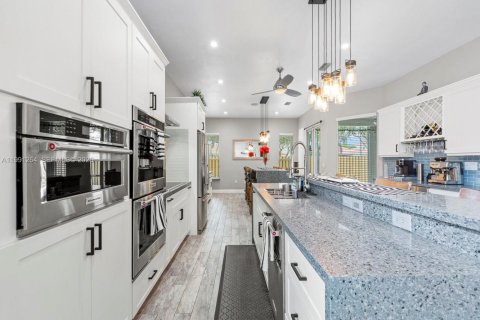 House in Homestead, Florida 4 bedrooms, 197.14 sq.m. № 2057470 - photo 3