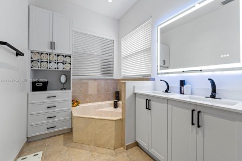 House in Homestead, Florida 4 bedrooms, 197.14 sq.m. № 2057470 - photo 29