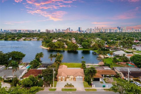 House in Miami, Florida 4 bedrooms, 270.53 sq.m. № 2077834 - photo 20