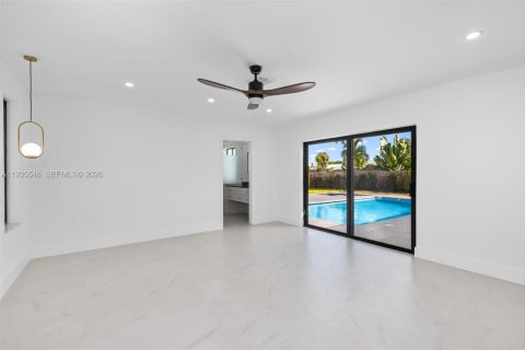 House in Miami, Florida 4 bedrooms, 270.53 sq.m. № 2077834 - photo 8