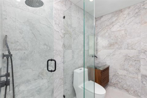 House in Miami, Florida 4 bedrooms, 270.53 sq.m. № 2077834 - photo 12