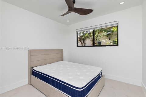 House in Miami, Florida 4 bedrooms, 270.53 sq.m. № 2077834 - photo 11
